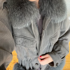 Custommade jacka  - INTRESSEKOLL  Funderar på att sälja min custommade jacka. Gamla modellen i grå färg strl S/M. Går inte att få tag på längre. Köpte min på deras hemsida så har kvittot kvar oman vill ha det. Säljer bara till riktigt bra bud,, BUD FRÅN 6000kr!