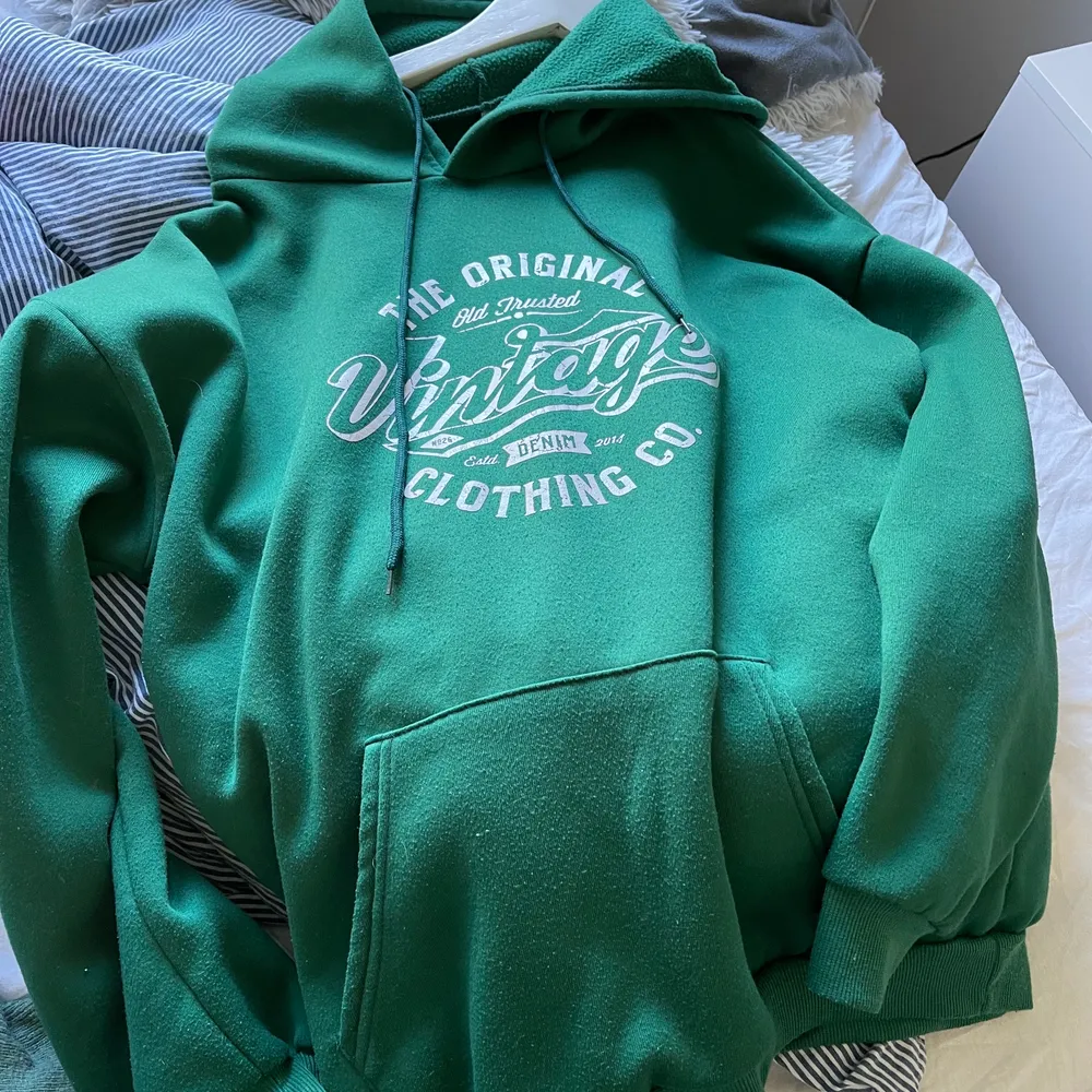 Säljer denna gröna hoodien för använder den inte. Fint skick. Den är i storlek L men känns som M . Hoodies.