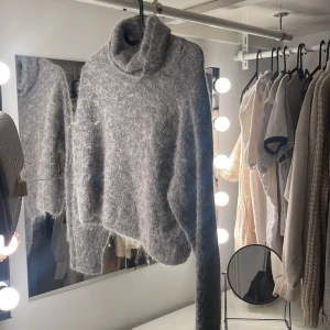 Grå stickad tröja - Jätte fin grå stickad tröja, använd några få gånger pga att jag hade en ”grå” period 