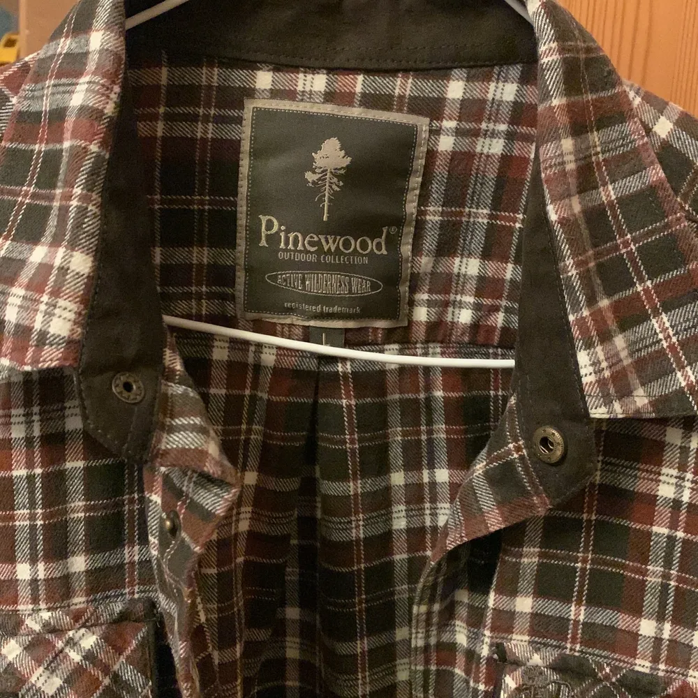 Rutig skjorta från Pinewood köpt second hand, storlek L. Skjortor.