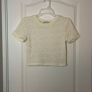 Fin ”stickad” tröja/topp i väldigt gott skick från Zara💘👌 - Säljer min jätte fina tröja/topp från Zara då jag har en liknande. Tröjan/toppen är i storlek s men skulle i vissa fall också användas som en Xs💘