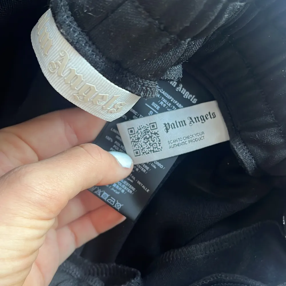 Köpta på deras egna hemsida för några månader sen. Storlek S i dam, använda max en gång. Kvitto på Mail finns. Säljs då för korta för mig som är 175. . Jeans & Byxor.