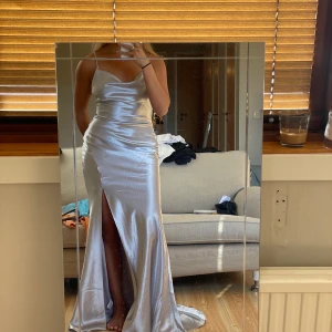 Satinklänning - Silvrig balklänning i satin från Zalando. Känner inte riktigt att de är min färg så ska ha en annan. Köpt för 1099, mitt pris 500kr