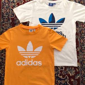 Adidas t-shirts i storlek S. Oranga tröjan är i bättre skick än den vita. Säljer för 100kr styck