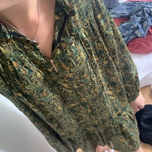 Zara klänning - Zara klänning med fint mönster använd 1 gång!