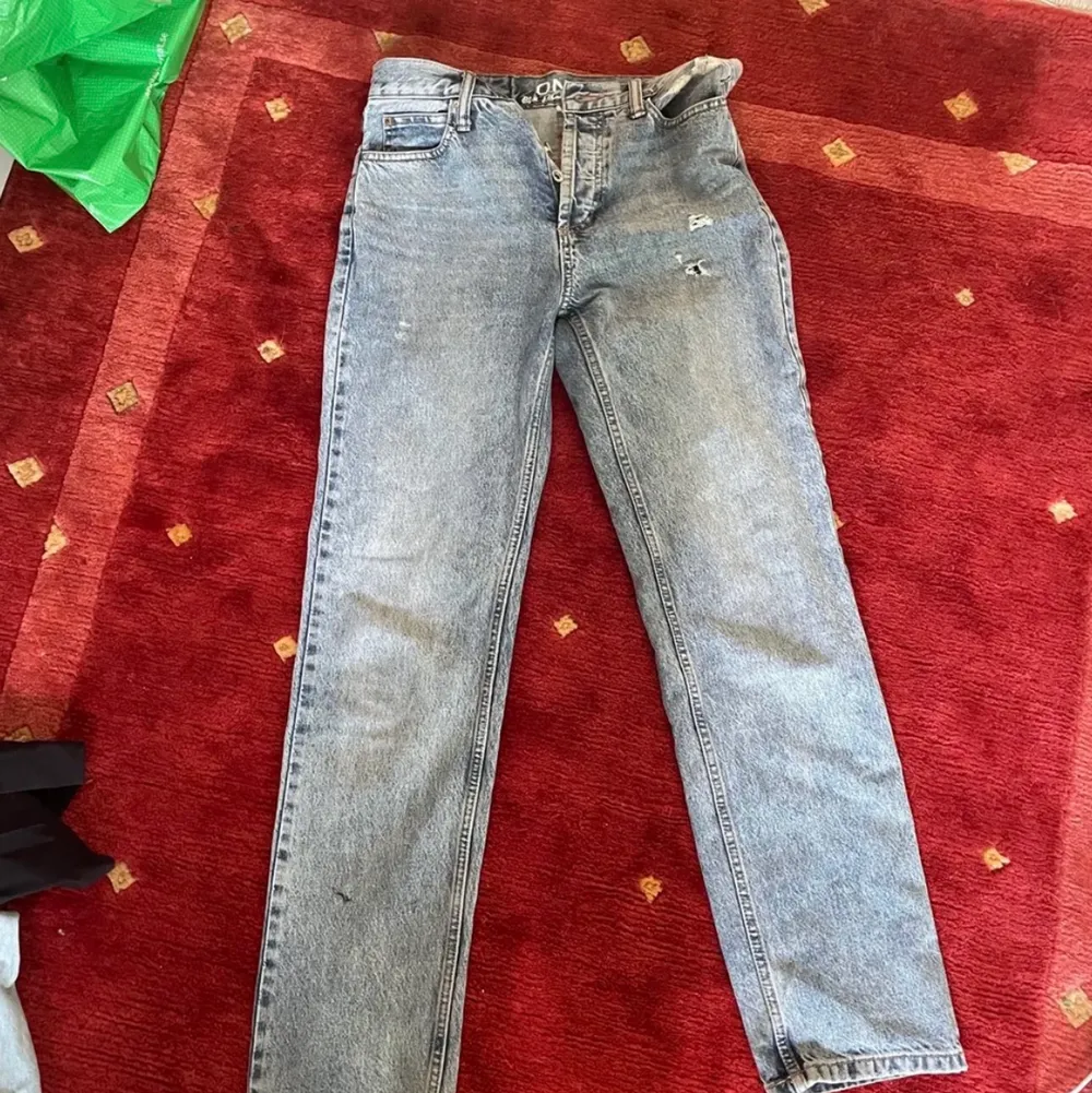 säljer dessa fina ONLY jeans. Dom är straight jeans och har normal midja. Tagen där bak är bort tagen! Köparen står för frakt. Jeans & Byxor.