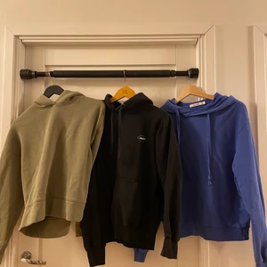 Hoodies - Här har ni hoodies. Den gröna är från Zara i stl S och kostar 75 kr. Den svarta är från A.I.A i stl S och kostar 100kr. Den blåa är från NAKD i stl S kostar 50kr