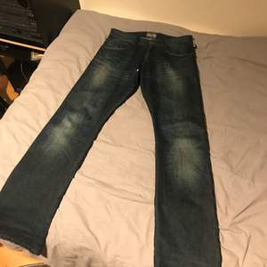 Ett par äldre jpg jeans, riktig y2k o inge bs som aliexpress jeans, skit fet fade och distressing, dom har även en jpg embroiderment på bak fickan och en liten bootcut. Srlk 31 