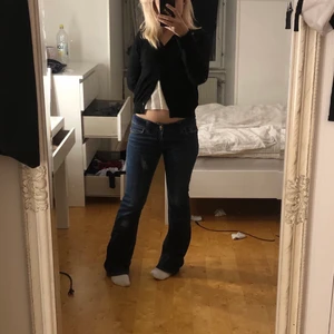 Lågmidjade bootcut jeans  - Snygga mörkblåa bootcut jeans från Gina tricot. Hör av dig för fler bilder! Är ca 168cm.  (finns inga knappar på bakfickorna) Har likadana i ljusblåa 🌸