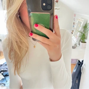 Vit långärmad tröja!! - Jättefin vit långärmad tröja!! Passar perfekt nu till hösten 🍂 Passar storlek S, betalning via swish köparen står för frakten 💞💞