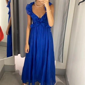 Klänning - Intressekoll på min sååå fina klänning Även jättefin i ryggen då den är lite öppen med rosett knytning💖💖