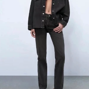 Zara straight jeans - Super fina zara straight jeans storlek 32. Helt slutsålda på hemsidan. Startar budgivning om många är intresserade. Aldrig använda 🖤 
