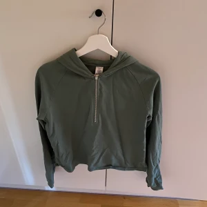 Hoodie - Kort hoodie med fin dragkedja💞 nästan aldrig använd. Hör av dig vid frågor❣️