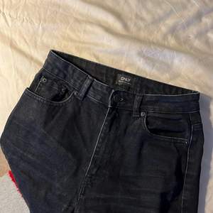 Svarta raka jeans från Only. Hög midja. Säljes då de blivit för små för mig. Är 183 för referens