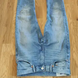 Säljer ett par H&M Skinny Jeans med storleken 31/32. Köptes för ett halvår sen men har inte blivit använda mycket. Skriv om du vill ha andra bilder eller undrar över detaljer! Priset inklusive frakt är såklart förhandlingsbart😎 