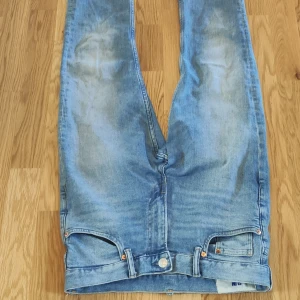 H&M Skinny Jeans  - Säljer ett par H&M Skinny Jeans med storleken 31/32. Köptes för ett halvår sen men har inte blivit använda mycket. Skriv om du vill ha andra bilder eller undrar över detaljer! Priset inklusive frakt är såklart förhandlingsbart😎 