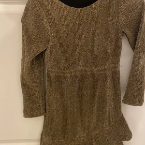 Klänning  - Säljer en klänning som passar till fester eller ny år