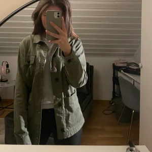 Grön jacka  - Säljer denna superfina gröna jackan från H&M. Storlek,S men passar även xs bra. Skriv vid intresse, om fler är intresserade startas budgivning!🥰
