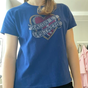 Zadig et Voltaire tröja  - Jag säljer denna sjukt snygga Zadig et Voltaire t-Shirt då den blivit för liten för mig. Den är använd men inte alls sliten. Budgivning börjar på 300 (frakt ingår ej)