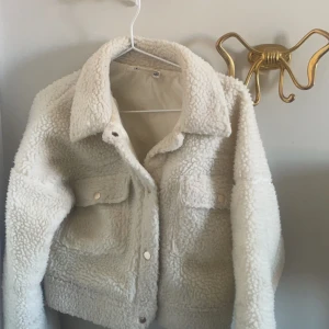 Teddy jacka - Teddy jacka med guldknappar Storlek 38  Från missguided 