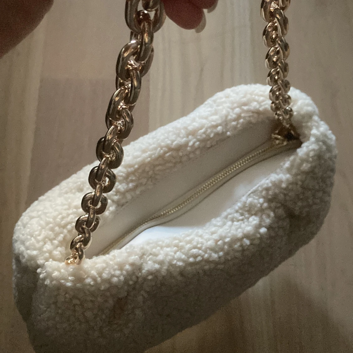 Teddy väska guldfärgad kedja h&m - 91