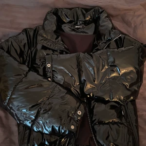 Glansig puffer jacket från Gina  - Jättefin och trendig jacka från Gina i fint skick, säljer för att jag inte har någon användning för den längre💕 köpare står för frakten💞 (nypris 600kr) 