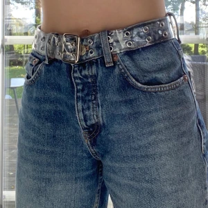 Genomskinligt skärp🤍 - Snyggt genomskinligt skärp som är 110 cm långt med hål över hela skärpet🤍 Passar väldigt bra om man vill ha till exempel en kedja i sitt skärp✨ I fint skick, men saknar några ”metallringar” vid vissa av hålen. 