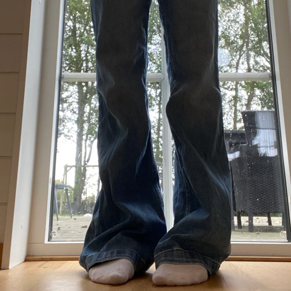 Bootcut-jeans från Amisu, använda få gånger🤍 Innerbenslängd 80 cm och midja ca 75 cm.  Använd gärna köp direkt❤️. Jeans & Byxor.