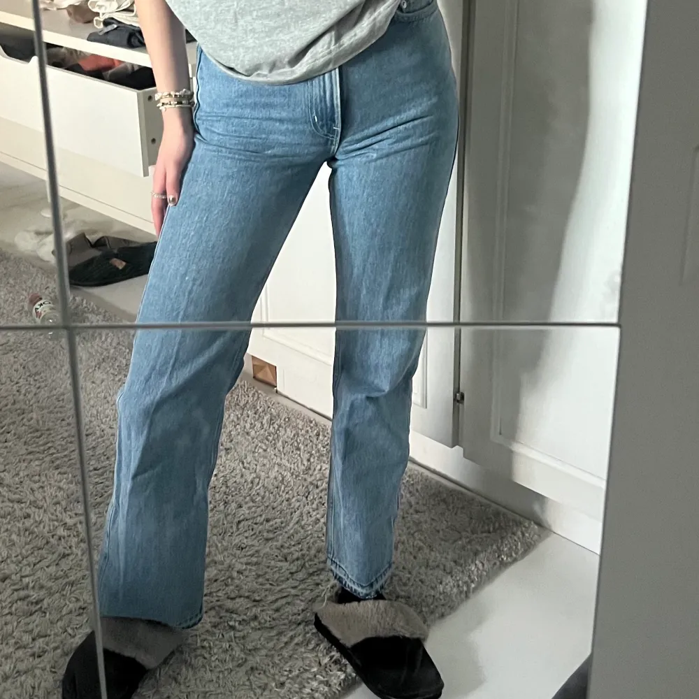 Jeans från weekday i modellen ROWE. Strl 25/30 och passar bra på mig som vanligtvis har w24/xs/34 i jeans. Använda fåtal gånger men kommer inte till användning längre.  Jag är ca 164/165. Jeans & Byxor.