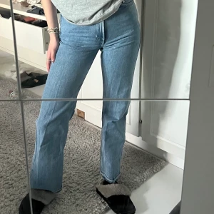 Weekday rowe - Jeans från weekday i modellen ROWE. Strl 25/30 och passar bra på mig som vanligtvis har w24/xs/34 i jeans. Använda fåtal gånger men kommer inte till användning längre.  Jag är ca 164/165