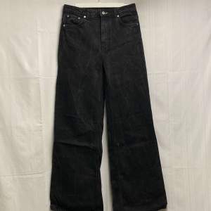 Ett par weekday jeans med lite Bootcut knappt använda, storlek 29x34. (Obs frakt ingår ej i priset)