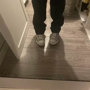 Converse 39 - Knappt använda Converse i storlek 39! 🌸 Om de tvättas blir de som nya😊 (Använda typ 5 ggr)