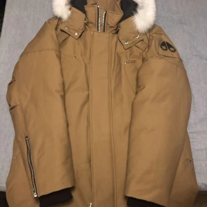 Moose Knuckles - Säljer min Moose Knuckles jacka! Ny pris          12 500k säljer den för halva! Storlek L, vit päls, aldrig använd, köpt från best secret, kvitto finns ! Sammt finns en QR-kod.