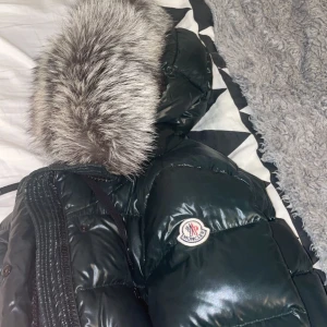 Moncler jacka  - En äkta moncler jacka. Kvitto finns. Skriv vid intresse för fler bilder 