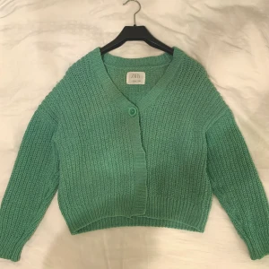 Stickad kofta - Säljer min gröna fina stickade kofta från zara i storlek 164 ☺️☺️