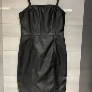 Säljer denna svarta fejkskinn klänning från H&M då den är förliten, den är aldrig använd bara testad och är i storlek 36/XS