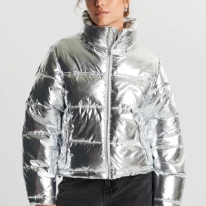 Jacka - Jättesnygg silvrig jacka från Gina Tricot, men som jag tyvärr inte får någon användning av🥰 