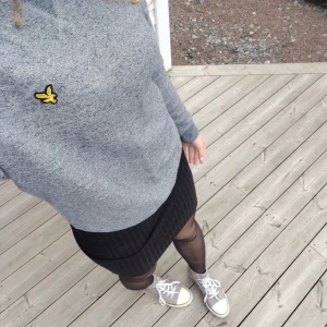 Sweatshirt  - Jättesnygg sweatshirt från Lyle & Scott med vintage vibbar! I suveränt bra skick och funkar nog för både storlek s och xs! Köparen står för frakten.