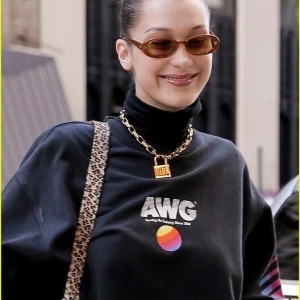 Le Specs Solglasögon - Solglasögon från Le Specs. Köpta här på Plick för 350kr, men tyvärr aldrig kommit till användning. 200 + frakt (köparen står för frakten) 