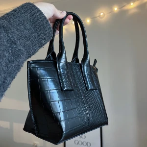Handväska - Hejsan! Säljer denna väska köpt från zara för 399kr för ca 1 år sedan, Ny skick då den aldig kommit till användning!🫶Säljs för 140kr +frakt!🤍