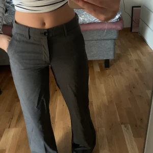 Filippa K kostymbyxor  - SKIT snygga Filippa K byxor. Dom är lågmidjade med vidare ben. Sitter som en dröm på kroppen! Knappt använda då jag inte riktigt gillar den stilen. Köpa i butik för 1800. Tryck inte på KÖP DIREKT utan skriv till mig om du är intresserad av att köpa! 💛