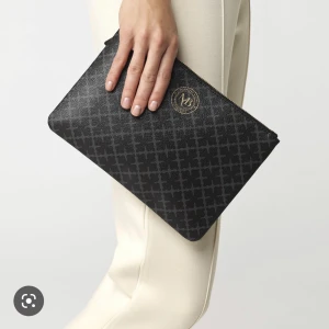 Malene Birger clutch - Säljer min grå/svarta clutch från Malene Birger. Den är i nyskick. Nypris: 900 kr