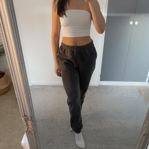 Oversized mjukisbyxor  - Oversized mjukisbyxor från Nelly som är mörkgråa. Svin sköna men har inte använt dem så mycket💓