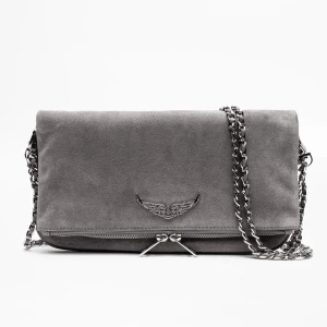 Zadig väska  - Grå snygg Zadig väska som säljs med både de långa och korta bandet ❤️ köptes för typ ett år sedan men bara använd några få gånger. Dustbag o äkthetsbevis följer med, köptes för typ 3000 och mitt pris är 1200 ❤️direktpris 1000+frakt