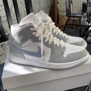 Jag säljer nu mina jordan 1 mid wolf grey. Skorna är i jättefint skick och endast använda ett fåtal gånger väldigt sparsamt och har inga defekter alls🙌🏼Originalboxen finns kvar! Vid frågor eller intresse hör bara av dig! 