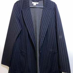 Kavaj - Fin kavaj använt enbart några gånger väldigt fint skick, lite oversize men sitter väldigt fint på en person som bär s/m