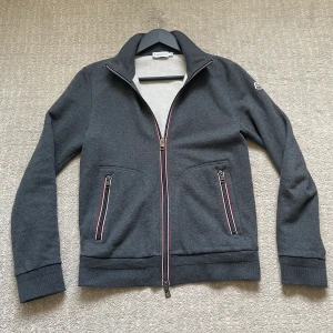 Moncler maliga cardigan  - Säljer nu min moncler maliga cardigan för att den inte kommer till användning längre, den är i väldigt bra skick och är i storlek S. Den är självklart Äkta och skriv om ni är intresserade så kan ni få mer bilder och äktighetsbevis!