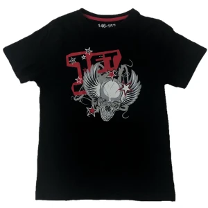 Skelettröja - Svart tisha med skeletttryck, storleken säger 146-152 men den sitter som en s! Den är helt oanvänd och trycket är helt och fint:) kan mötas upp i gbg annars står köparen för frakt🫶