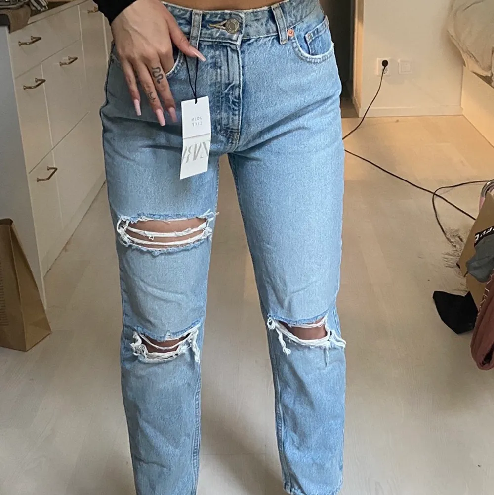 Helt nya mom jeans från Zara, storlek 36. Sitter som en smäck och går ner till anklarna på mig som är 1,64. . Jeans & Byxor.