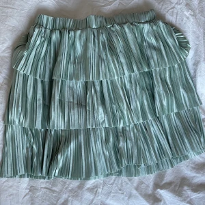 Grön kjol - Grön glansig kjol 